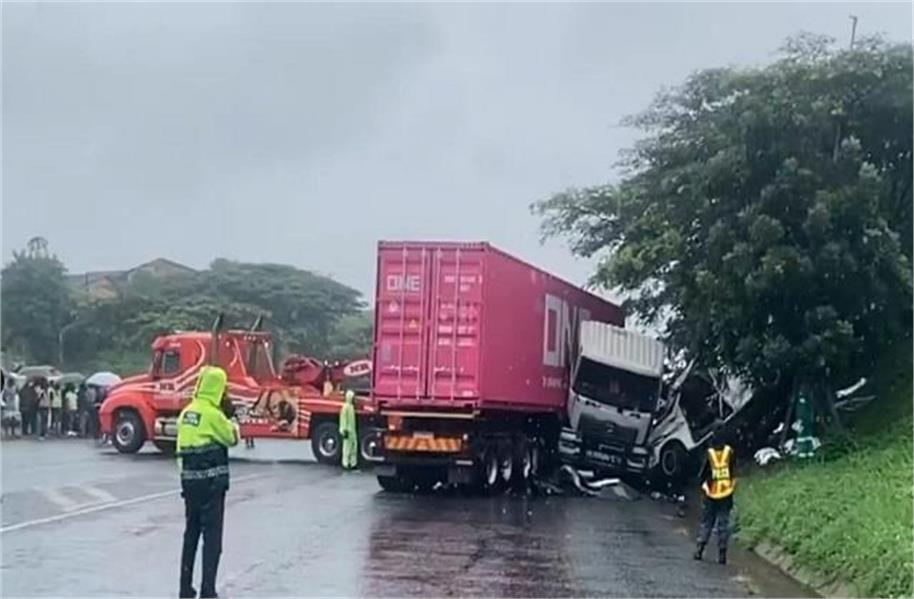 ایک ہفتے میں دوسرا خوفناک سڑک حادثہ، جنوبی افریقہ میں ٹیکسی اور ٹرک کی ٹکر میں 11 افراد جاں بحق