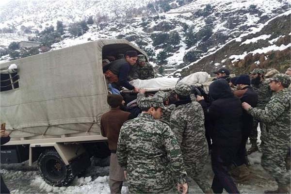 پاکستان میں برف باری کا قہر-خاندان کے 9 افراد کی موت،9 سالہ بچہ معجزانہ طور پر بچ گیا