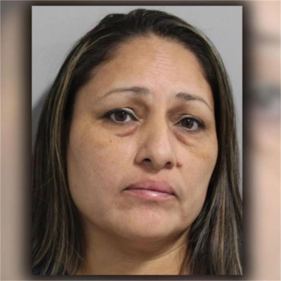 تینتالیس سالہ فیملی فرینڈ خاتون نے 16 سال کے نابالغ کے ساتھ بنائے جسمانی تعلقات، ریکاڈ کی قابل اعتراض ویڈیو، ماں نے دیکھا تو اُڑگئے ہوش