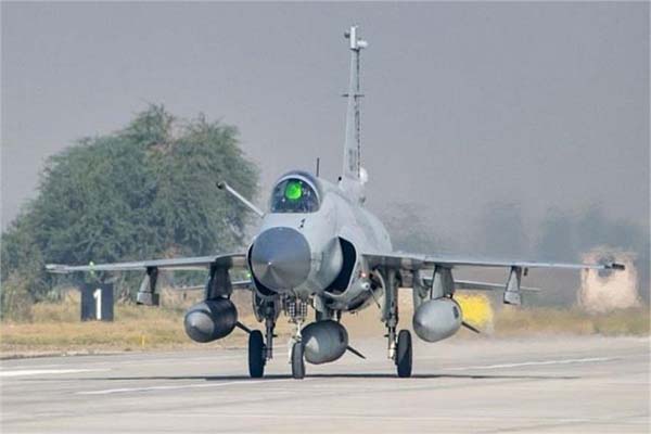 بھارت سے کشیدگی کے درمیان بنگلہ دیش کی نظریں پاکستانی لڑاکا طیارے پر، جے ایف-17 خریدنے میں دکھائی دلچسپی