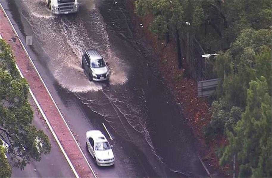 آسٹریلیا میں طوفان - سیلاب نے مچائی بھاری تباہی، چلتی کار پر درخت گرنے سے خاتون کی موت