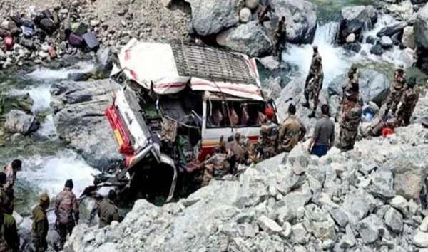 ڈوڈہ میں دل دہلا دینے والا سانحہ: فوجی گاڑی کھائی میں گرنے سے 10 اہلکار ہلاک، 11 دیگر زخمی