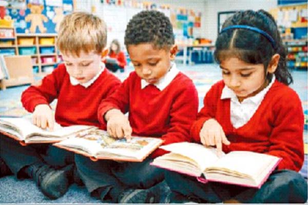 بچے کتابوں کو موبائل سمجھتے ہیں، صفحات پلٹنے کے بجائے اسکرین پر ٹائپ کرنے کی عادت، سروے میں انکشاف