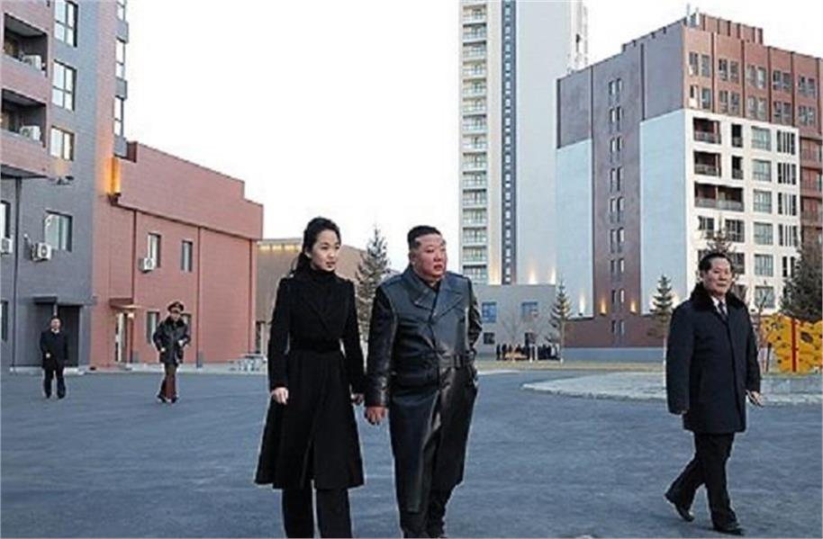 شمالی کوریا: یوکرین جنگ میں شہید فوجیوں کے اہلِ خانہ کے لیے نئی رہائشی سڑک، کم جونگ اُن نے کیا افتتاح