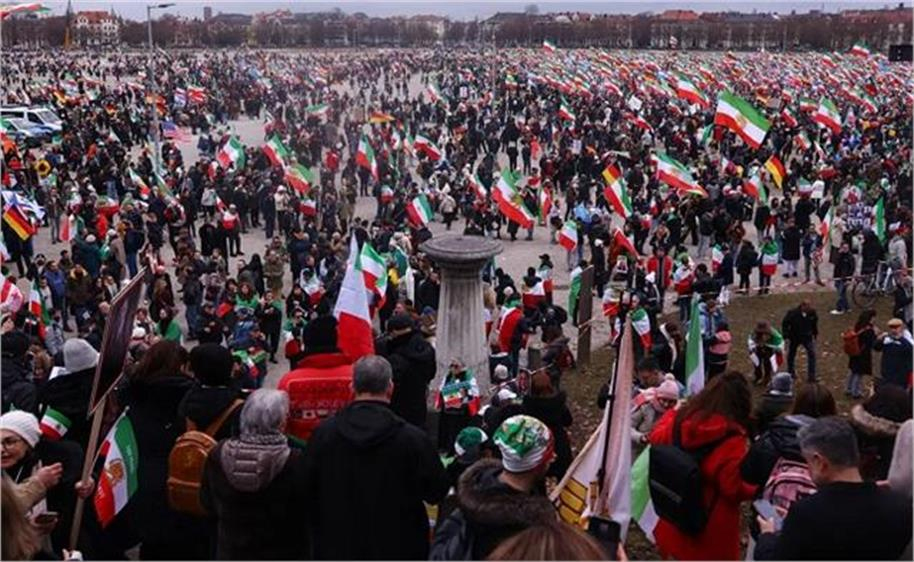 جرمنی میں ایران حکومت کے خلاف تاریخی مظاہرہ، لاکھوں لوگ سڑکوں پر نکلے ، خامنہ ای کو اقتدار سے ہٹانے کا مطالبہ ( ویڈیو)