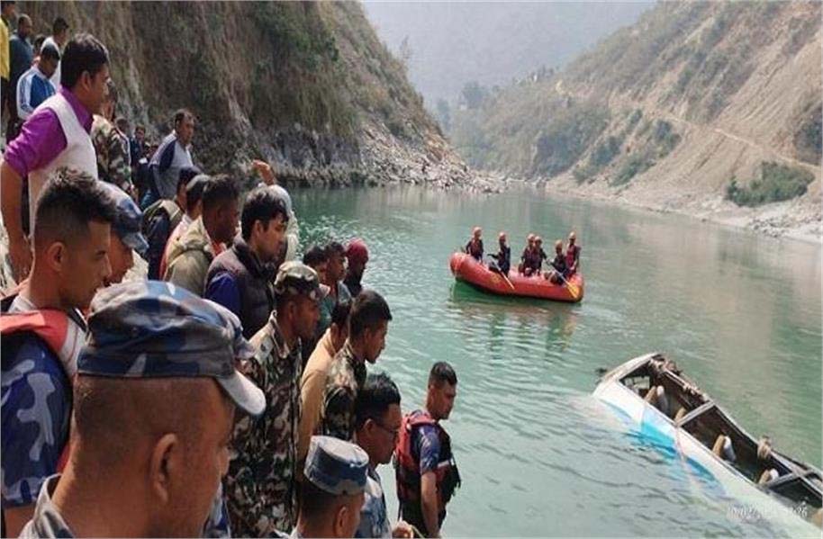 نیپال: مسافروں سے بھری بس ندی میں جا گری، 12 افراد ہلاک اور کئی زخمی