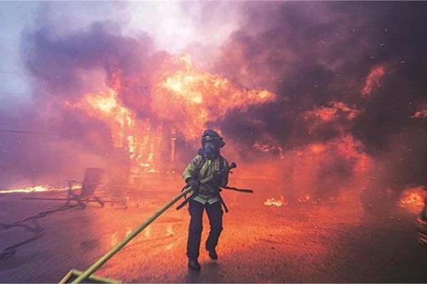 کراچی میں آگ کا قہر: 79 ہلاکتوں کے بعد بھی کم نہیں ہوا خطرہ ، سازش کے زاویے سے جانچ تیز