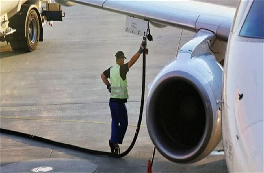 جنگ کا اثر : جہاز کے ایندھن کی قیمتوں میں ریکارڈ 58 فیصد کا اضافہ، مزید مہنگا ہوگا ہوائی سفر