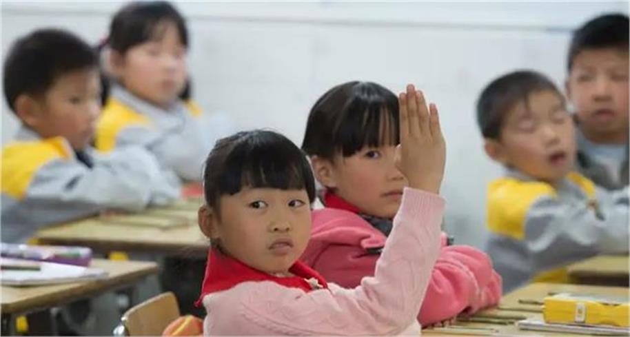 چین: بیرونِ ملک تعلیم حاصل نہیں کر سکتے سرکاری ملازمین کے بچے، قوانین توڑنے پر داؤ پر لگ سکتا ہے کیریئر