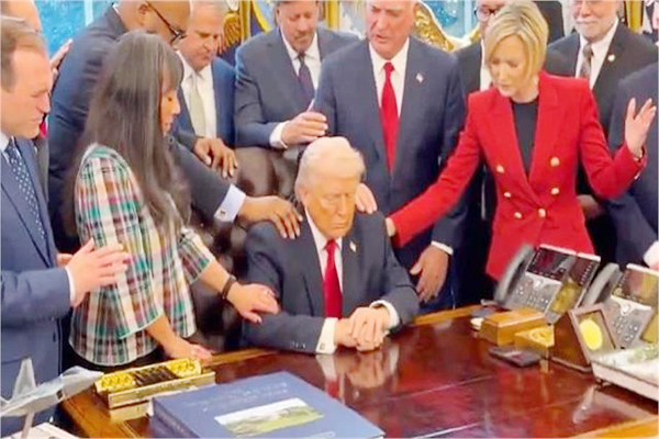 اے خدا، صدر کو دانائی عطا فرما۔ جب پادریوں نے ٹرمپ کے کندھے پر ہاتھ رکھ کر الٰہی دعا مانگی، دیکھیں وائرل تصویر