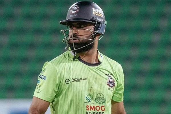 فخر زمان کو جھٹکا، گیند سے چھیڑ چھاڑ کے الزام میں پی ایس ایل کی تکنیکی کمیٹی نے اپیل مسترد کر دی